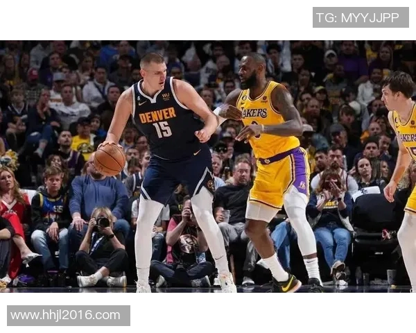 NBA今日焦点赛事回顾：关键球员闪耀、战术对决与球迷热情